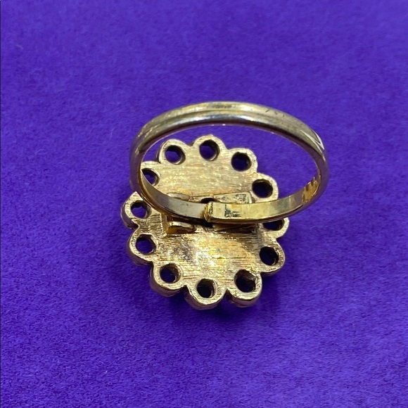 💛 Elegant Sarah Coventry Gold Plated Red Gemstone Ring - Picture 2 of 6